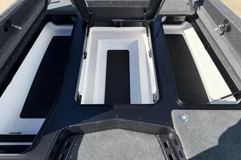 Slide: The Image of 2026 Skeeter ZXR20 SE boat storage compartments, open and spacious design. - 8