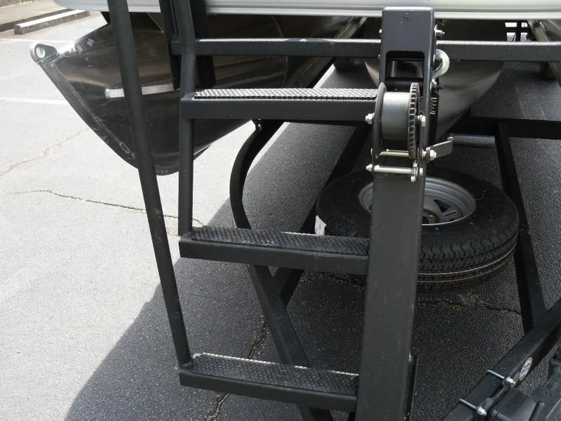 Slide: The Image of 2023 Sun Tracker Sportfish™ 24 XP3 trailer ladder and winch detail. - 15