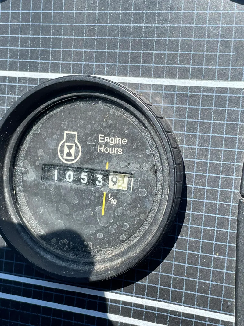 Slide: The Image of 1986 Sea Ray 268 Weekender engine hours gauge showing 10539.1 hours. - 19