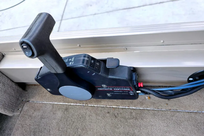 Slide: The Image of Boat throttle control on 2000 Alumacraft Navigator 165 CS, featuring remote control system. - 15