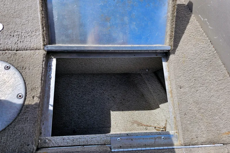 Slide: The Image of Open storage compartment in 2000 Alumacraft Navigator 165 CS boat. - 21