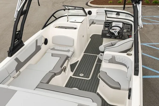 Slide: The Image of Bayliner VR6 Bowrider 2025 - 4