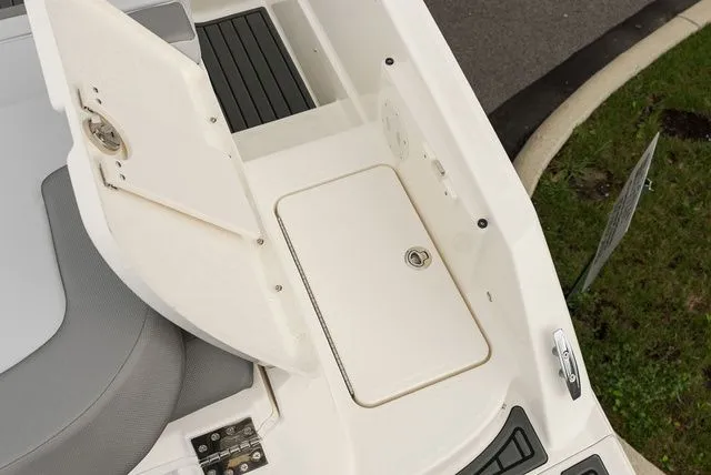 Slide: The Image of Bayliner VR6 Bowrider 2025 - 6