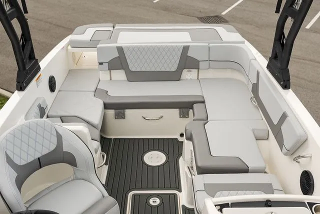 Slide: The Image of Bayliner VR6 Bowrider 2025 - 9