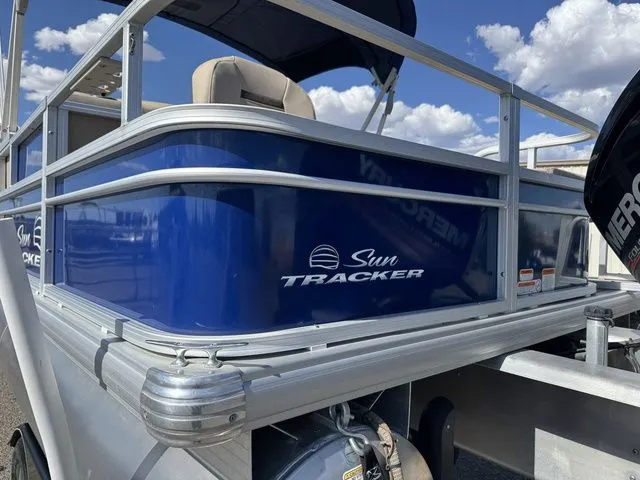 Slide: The Image of Sun Tracker Fishin' Barge 20 DLX 2017 - 10