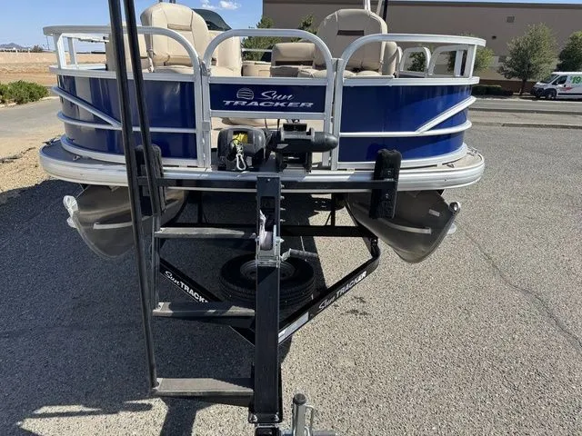 Slide: The Image of Sun Tracker Fishin' Barge 20 DLX 2017 - 17