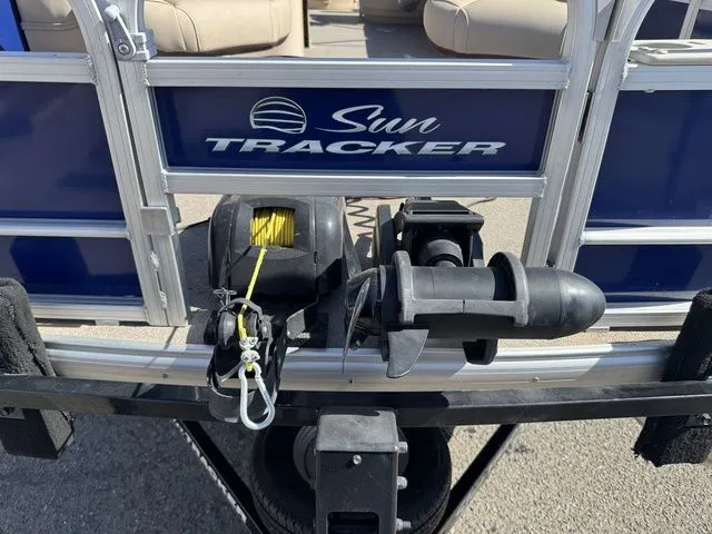 Slide: The Image of Sun Tracker Fishin' Barge 20 DLX 2017 - 18