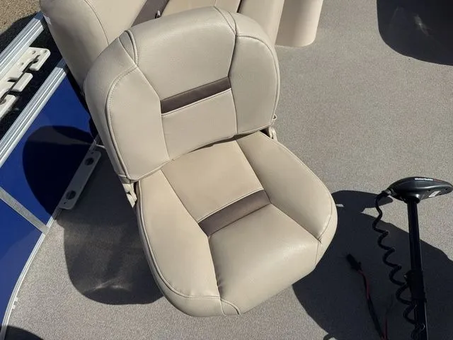 Slide: The Image of Sun Tracker Fishin' Barge 20 DLX 2017 - 21