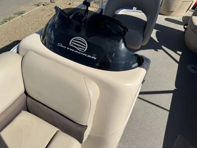 Slide: The Image of Sun Tracker Fishin' Barge 20 DLX 2017 - 31