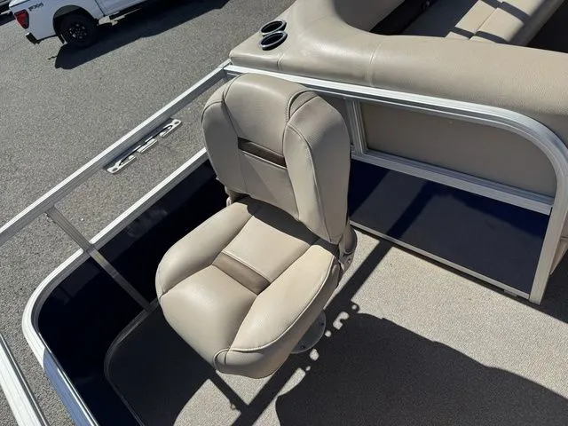 Slide: The Image of Sun Tracker Fishin' Barge 20 DLX 2017 - 36