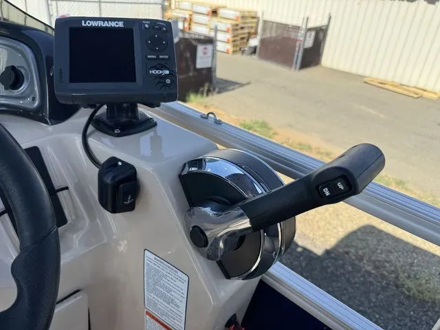 Slide: The Image of Sun Tracker Fishin' Barge 20 DLX 2017 - 45