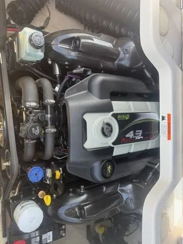 Slide: The Image of Regal 1900 Bowrider 2013 - 10