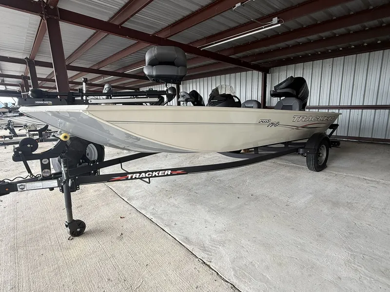 Slide: The Image of Tracker Pro 170 2023 - 10