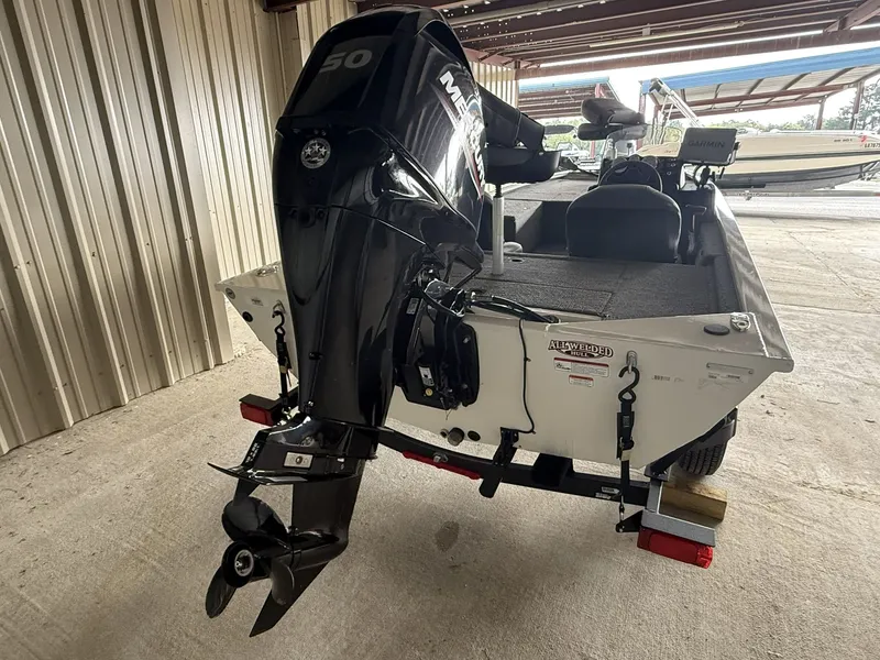 Slide: The Image of Tracker Pro 170 2023 - 12