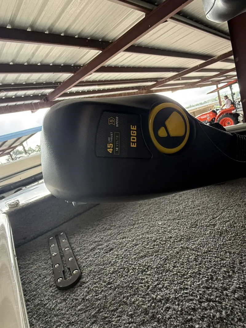 Slide: The Image of Tracker Pro 170 2023 - 4