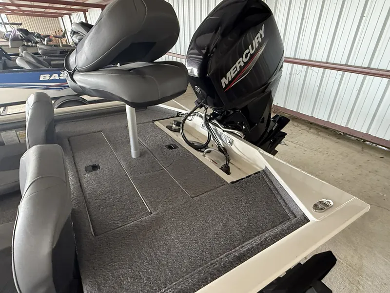 Slide: The Image of Tracker Pro 170 2023 - 6