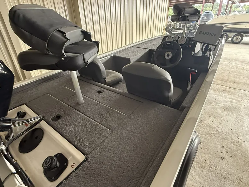 Slide: The Image of Tracker Pro 170 2023 - 7