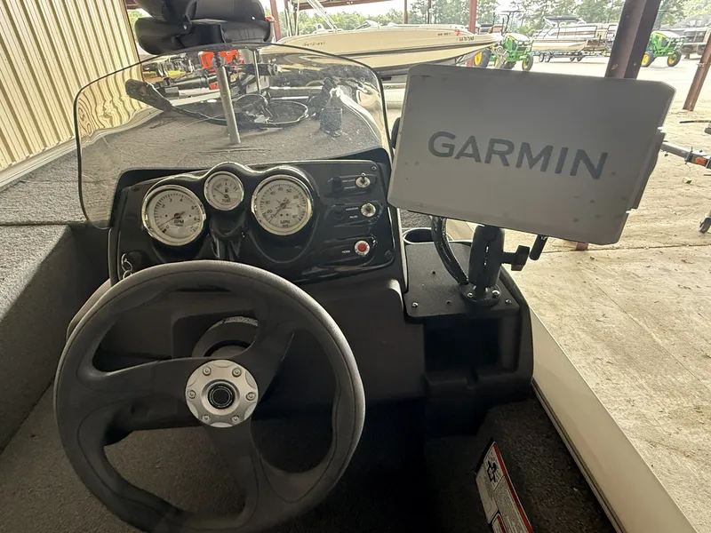 Slide: The Image of Tracker Pro 170 2023 - 8