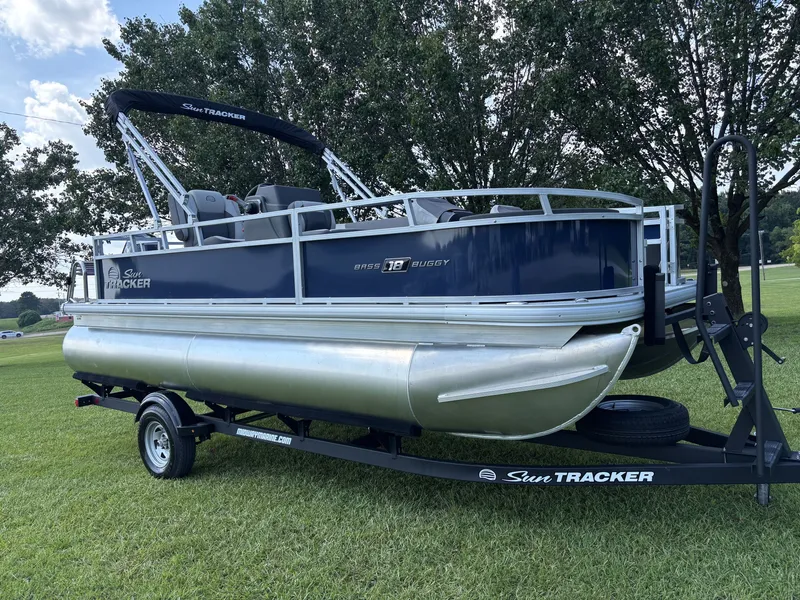 Slide: The Image of Sun Tracker Bass Buggy 18 DLX 2026 - 10