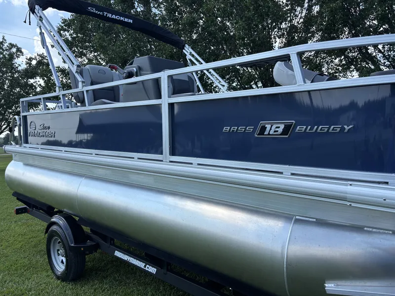 Slide: The Image of Sun Tracker Bass Buggy 18 DLX 2026 - 11