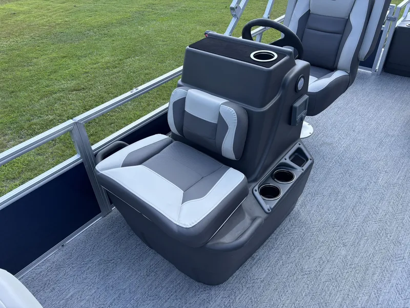 Slide: The Image of Sun Tracker Bass Buggy 18 DLX 2026 - 13