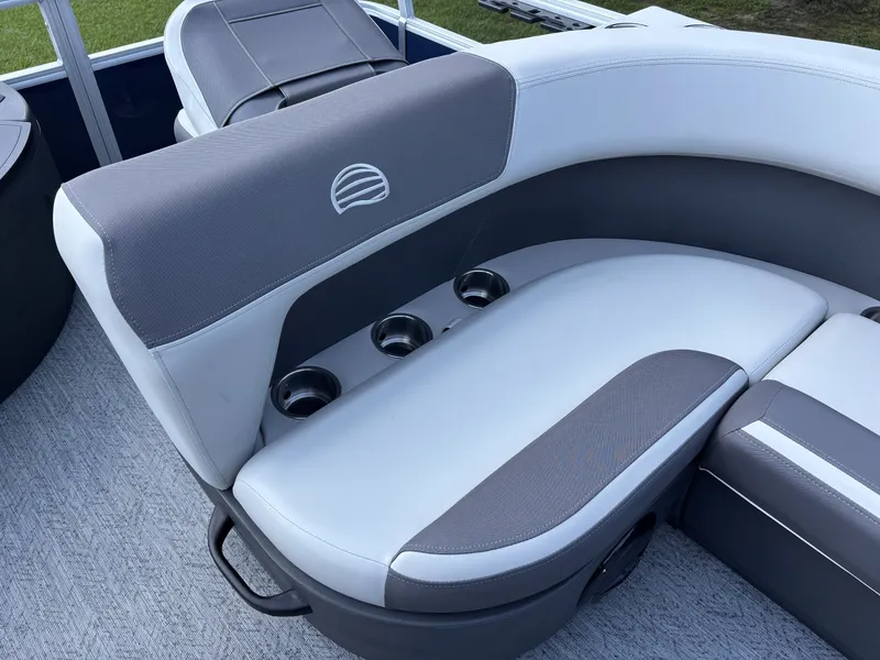 Slide: The Image of Sun Tracker Bass Buggy 18 DLX 2026 - 14