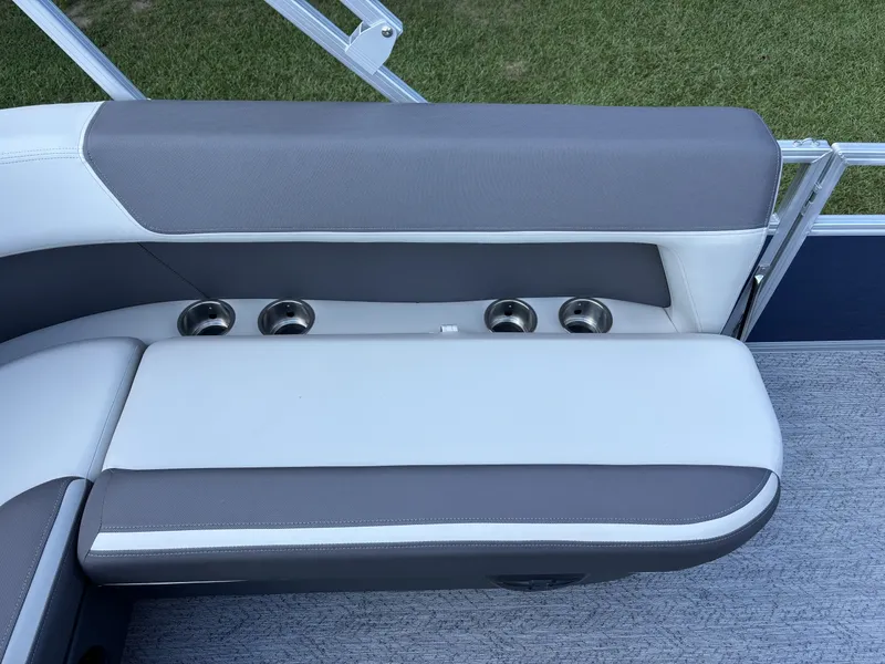 Slide: The Image of Sun Tracker Bass Buggy 18 DLX 2026 - 15