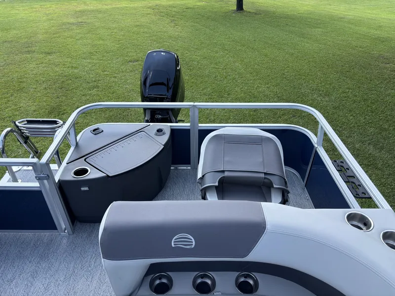 Slide: The Image of Sun Tracker Bass Buggy 18 DLX 2026 - 3