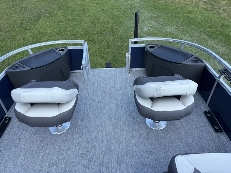 Slide: The Image of Sun Tracker Bass Buggy 18 DLX 2026 - 6