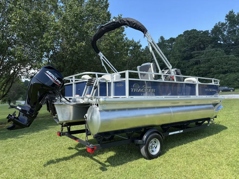 Slide: The Image of Sun Tracker Bass Buggy 18 DLX 2026 - 7