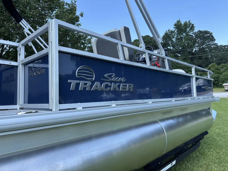 Slide: The Image of Sun Tracker Bass Buggy 18 DLX 2026 - 9