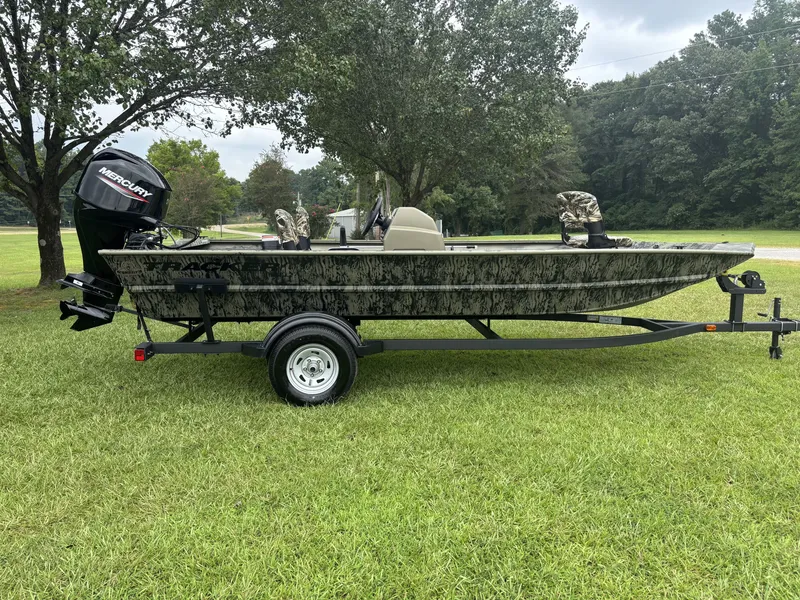 The Image of Tracker Grizzly 1754 SC 2026 - 1