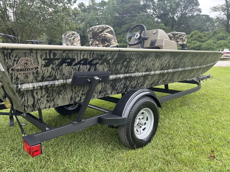 Slide: The Image of Tracker Grizzly 1754 SC 2026 - 10