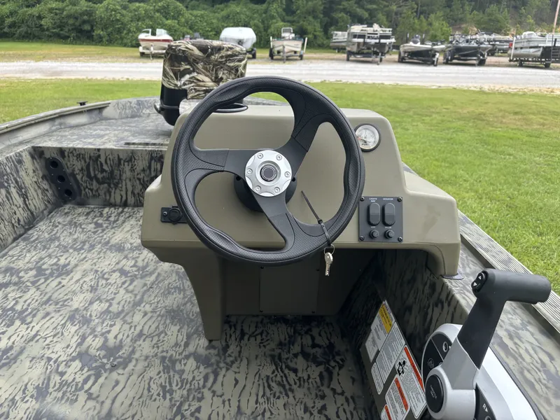 Slide: The Image of Tracker Grizzly 1754 SC 2026 - 7