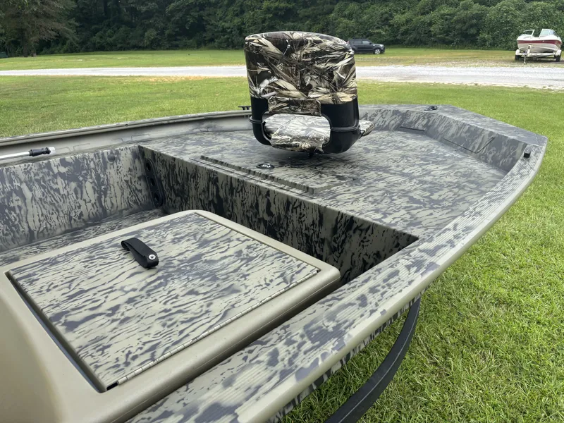 Slide: The Image of Tracker Grizzly 1754 SC 2026 - 8