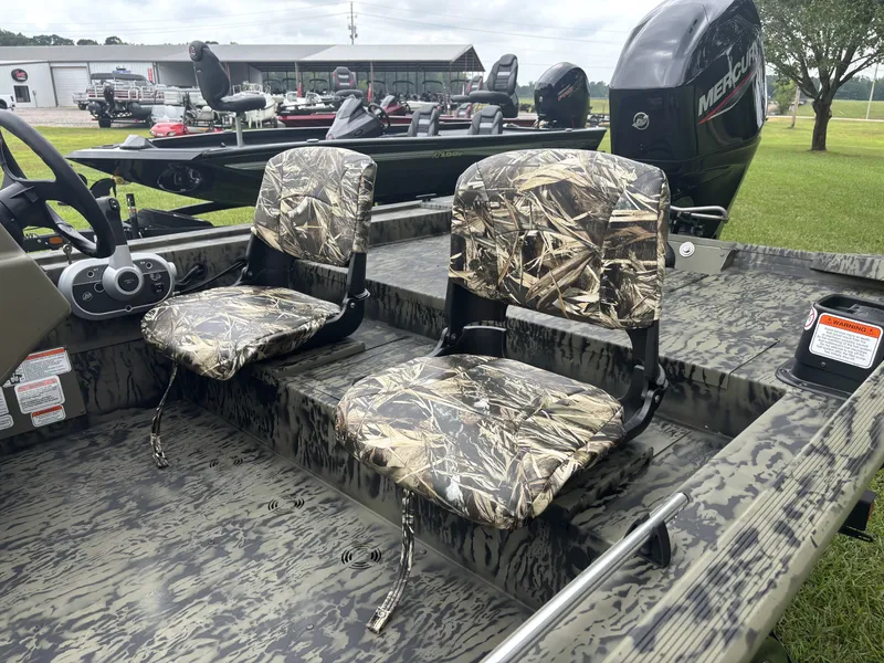 Slide: The Image of Tracker Grizzly 1754 SC 2026 - 9