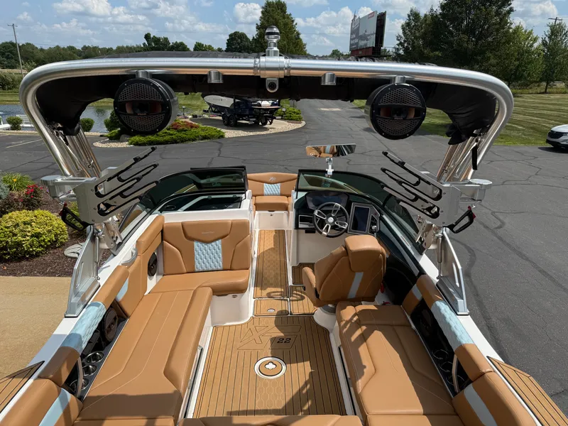 Slide: The Image of MasterCraft XT22 2023 - 10