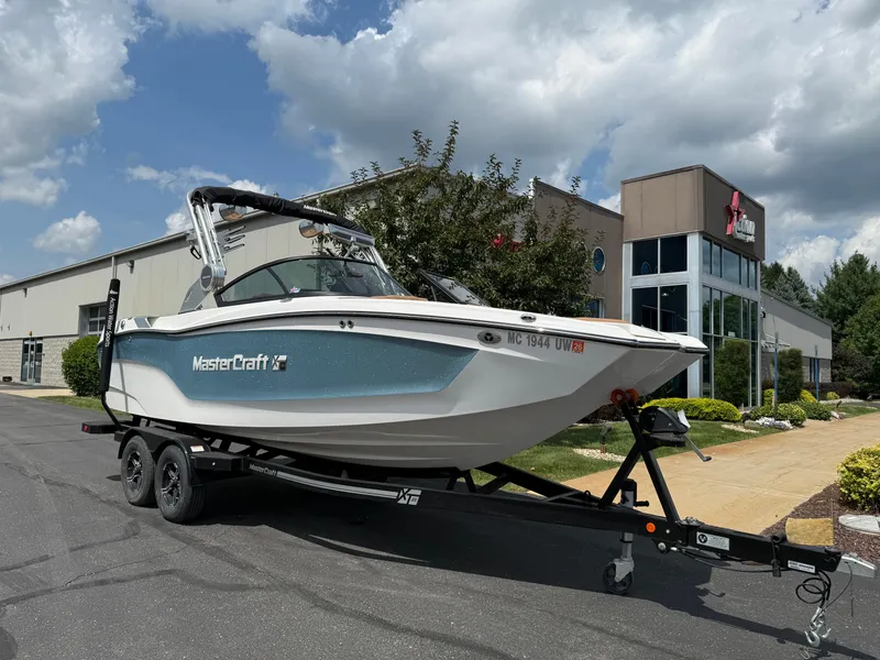 Slide: The Image of MasterCraft XT22 2023 - 2