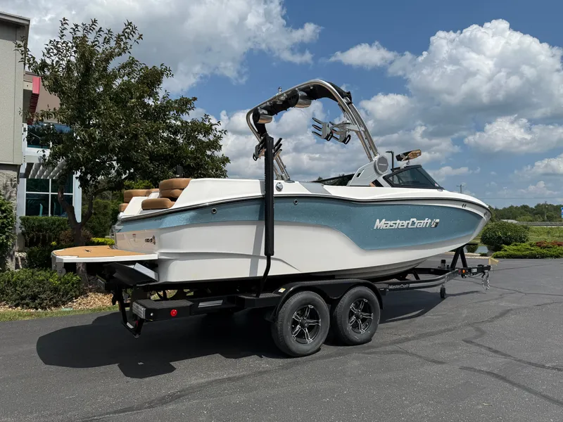 Slide: The Image of MasterCraft XT22 2023 - 5