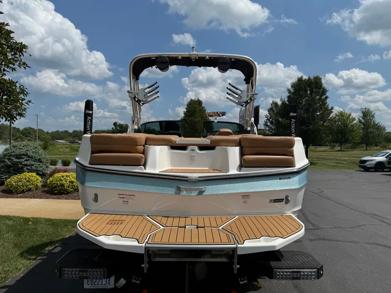 Slide: The Image of MasterCraft XT22 2023 - 6