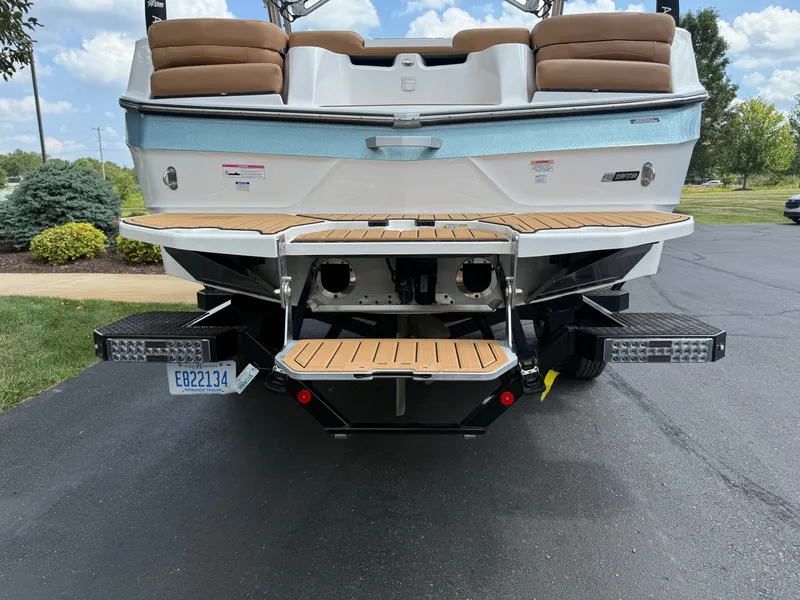 Slide: The Image of MasterCraft XT22 2023 - 7