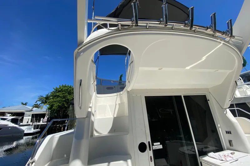 Slide: The Image of 2006 Carver 33 Super Sport yacht docked under clear blue sky. - 19