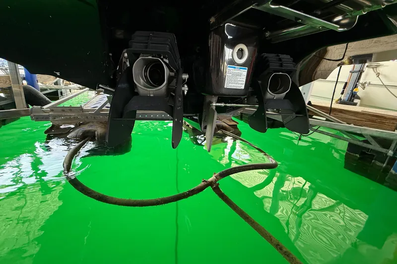 Slide: The Image of Underwater view of 2018 Yamaha Boats 242 Limited S E-Series jet propulsion system. - 19