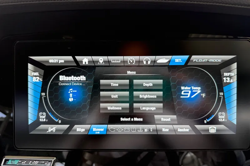 Slide: The Image of Yamaha Boats 2018 dashboard display showing Bluetooth, fuel, water temperature, and depth settings. - 36