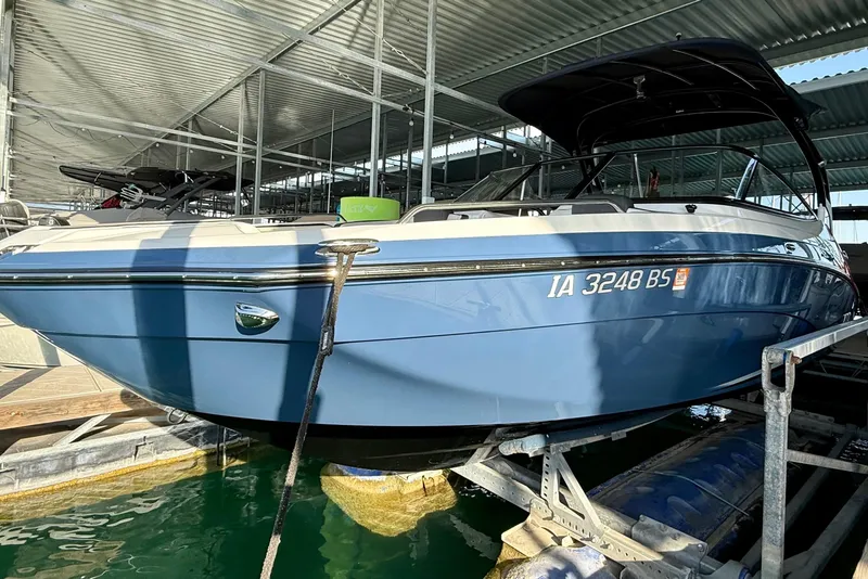 Slide: The Image of 2018 Yamaha Boats 242 Limited S E-Series in a covered dock, blue hull, side view. - 5