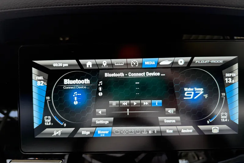 Slide: The Image of Yamaha 242 Limited S E-Series 2018 dashboard displaying Bluetooth and water temperature. - 29