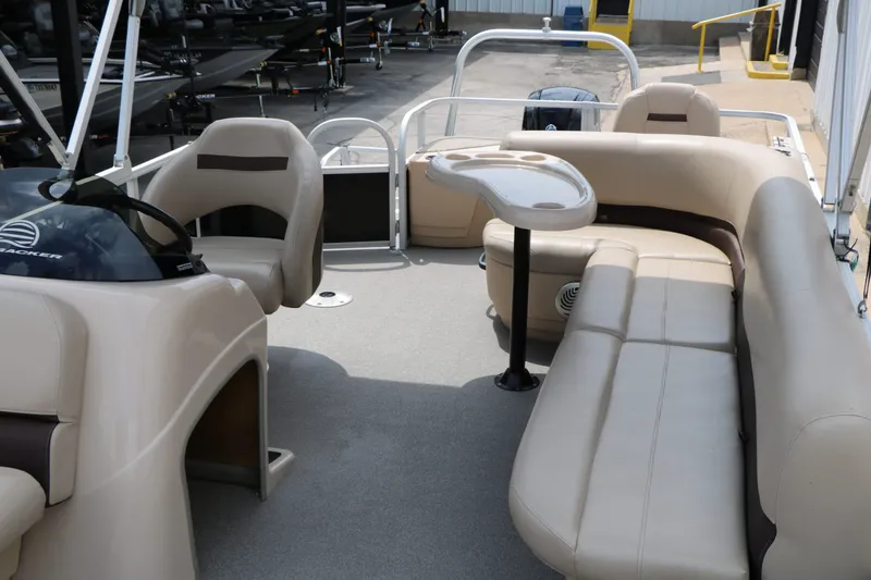 Slide: The Image of Tracker FISHING BARGE 20 DLX 2017 - 15