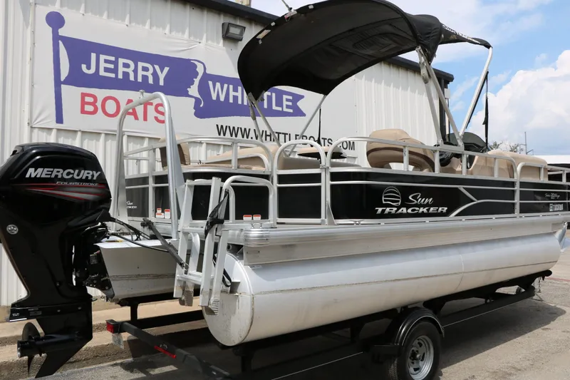 Slide: The Image of Tracker FISHING BARGE 20 DLX 2017 - 3