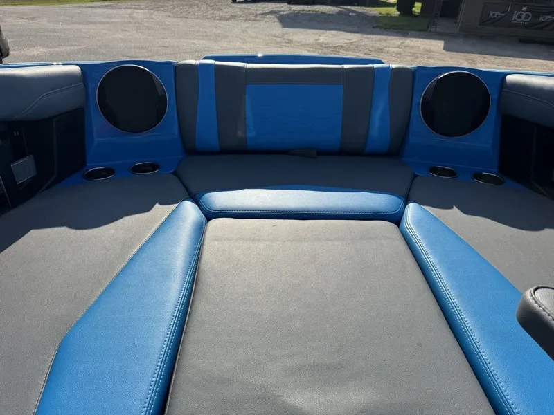 Slide: The Image of Malibu Wakesetter 23 MXZ 2024 - 12