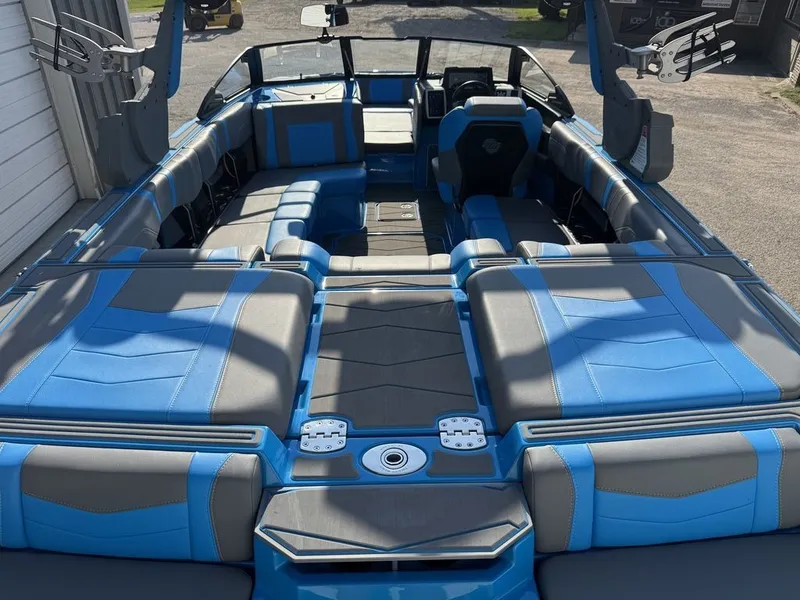 Slide: The Image of Malibu Wakesetter 23 MXZ 2024 - 17